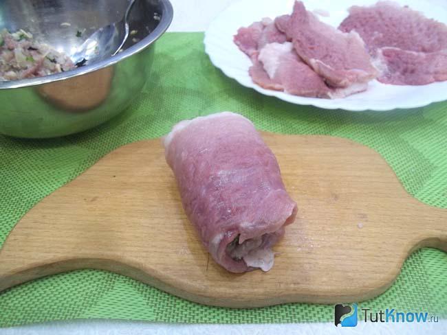 Мясо свернуто рулетом
