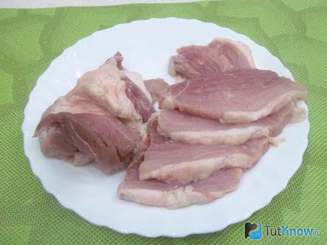 Мясо нарезана отбивными
