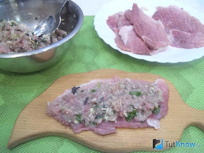 На отбивную выложена мясная начинка