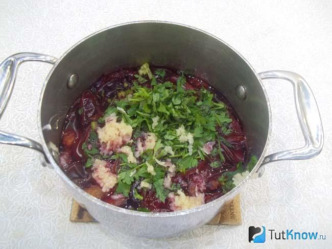 К сливовой массе добавлена зелень, чеснок и перец