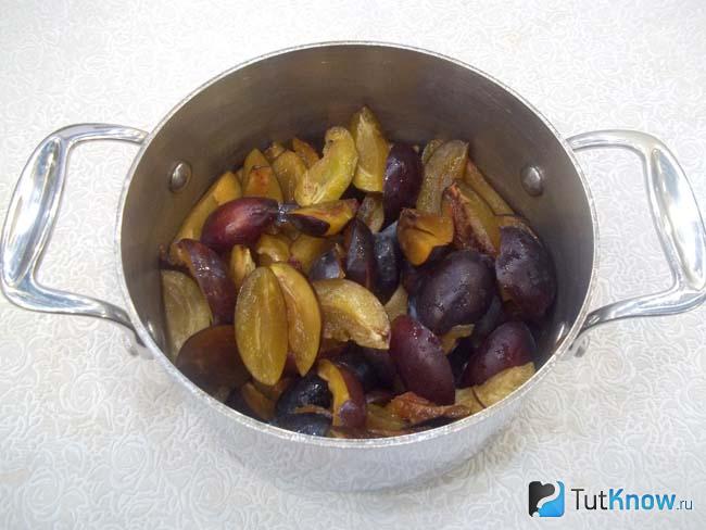Сливы сложены в кастрюлю