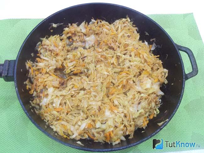 Готовая тушеная капуста с морковью в томате