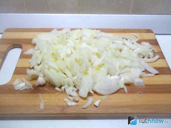 Репчатый лук нашинкован полукольцами