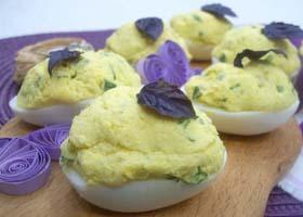Фаршированные яйца с плавленым сыром и огурцами