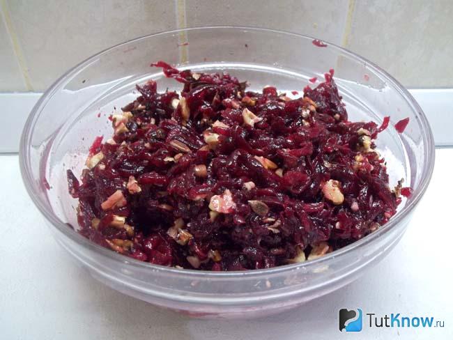 Готовый салат со свеклой, орехами и семечками