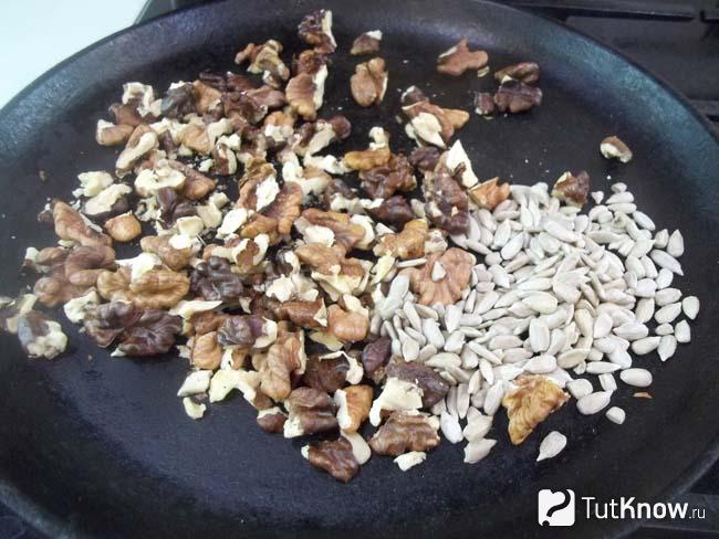 Грецкие орехи и семечки жарятся на сковороде