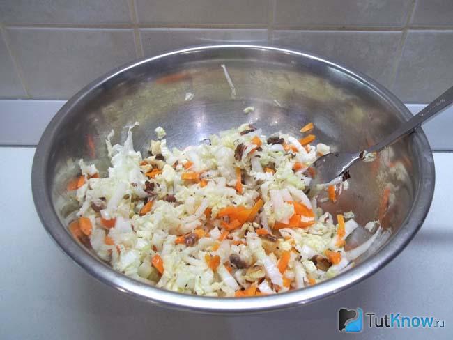 Готовый салат с тыквой, пекинской капустой и грецкими орехами