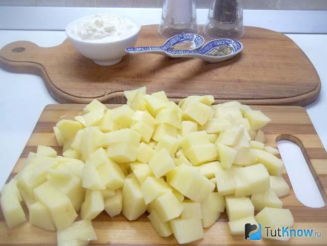 Картофель очищен и нарезан кубиками