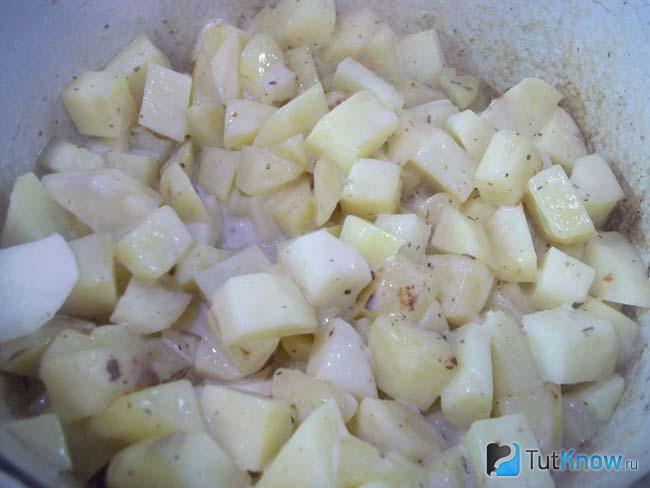 Картофель тушится