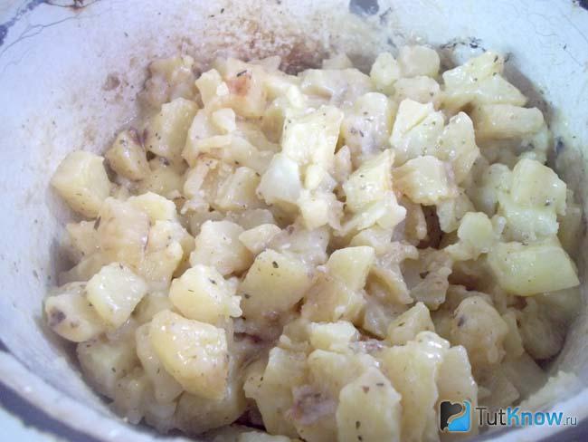 Готовый картофель со специями в сливках