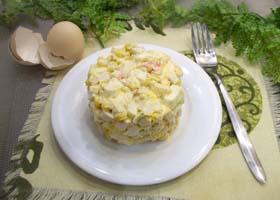 Салат с кукурузой, крабовыми палочками, яйцами и сыром