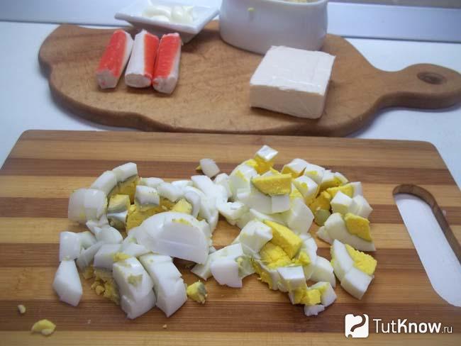 Яйца отварены и нарезаны кубиками