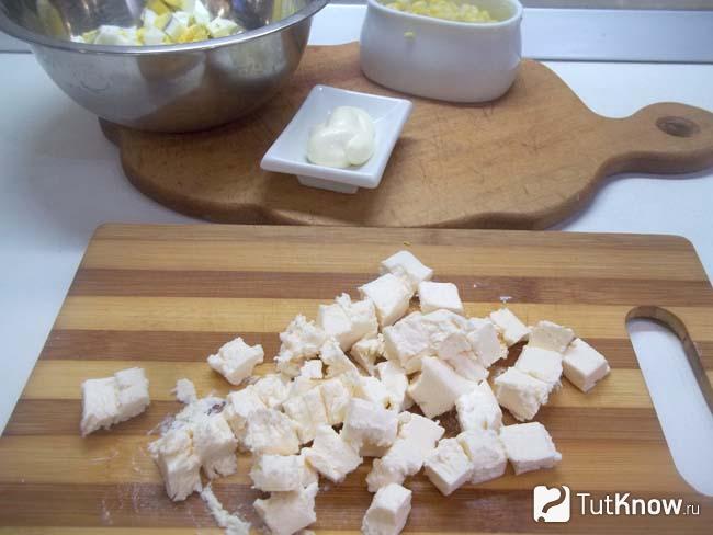 Плавленый сыр нарезан кубиками