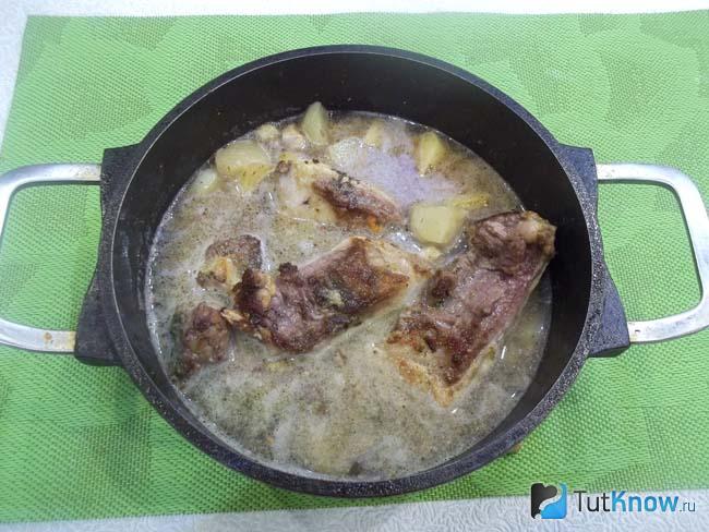 Ребра телятины с картофелем и сельдереем залиты водой и отправлены в духовке