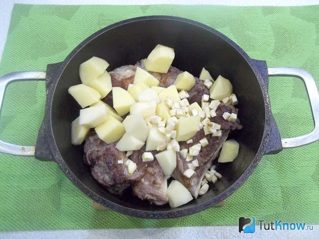В кастрюлю с мясом добавлен сельдерей