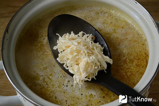 сырный суп рецепт с плавленным сыром и кукурузой. 1553979115 5. сырный суп рецепт с плавленным сыром и кукурузой фото. сырный суп рецепт с плавленным сыром и кукурузой-1553979115 5. картинка сырный суп рецепт с плавленным сыром и кукурузой. картинка 1553979115 5. Сегодня в меню сытный и ароматный суп с плавленым сыром, картофелем и консервированной кукурузой. Основой будет служить куриный бульон. По желанию его можно заменить овощным, грибным, мясным бульоном или очищенной водой, если вы хотите приготовить менее калорийное блюдо.