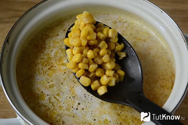 сырный суп рецепт с плавленным сыром и кукурузой. 1553979133 4. сырный суп рецепт с плавленным сыром и кукурузой фото. сырный суп рецепт с плавленным сыром и кукурузой-1553979133 4. картинка сырный суп рецепт с плавленным сыром и кукурузой. картинка 1553979133 4. Сегодня в меню сытный и ароматный суп с плавленым сыром, картофелем и консервированной кукурузой. Основой будет служить куриный бульон. По желанию его можно заменить овощным, грибным, мясным бульоном или очищенной водой, если вы хотите приготовить менее калорийное блюдо.