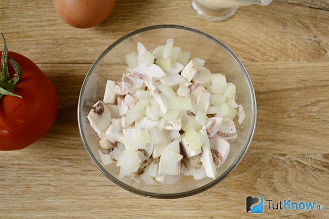 Грибы с луком в мисочке