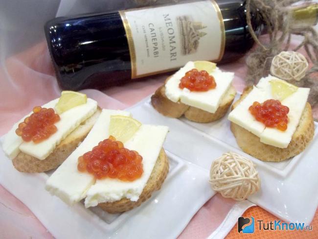 Готовые бутерброды с красной икрой, сыром и лимоном