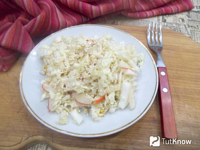 Готовый салат из пекинской капусты, крабовых палочек и кунжута
