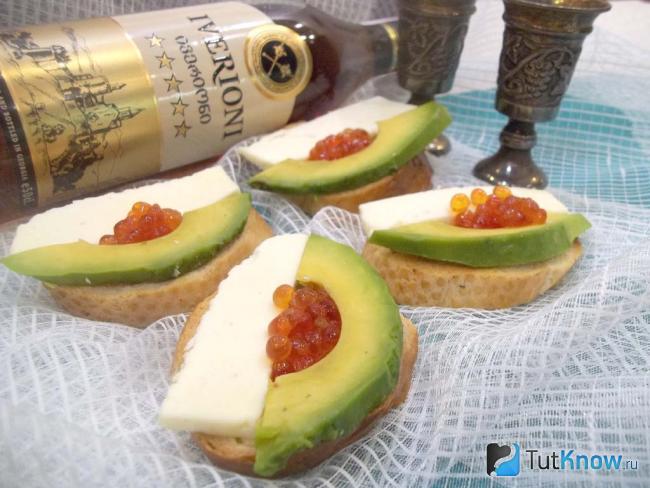 Готовый тост с авокадо, сыром и красной икрой