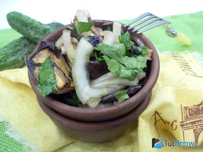 Готовые баклажаны, маринованные с кинзой