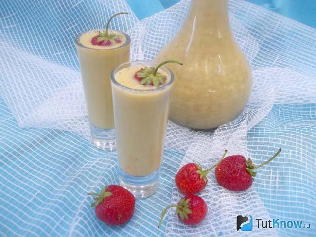Напитки из клубники с коньяком. 1551815318 1. Напитки из клубники с коньяком фото. Напитки из клубники с коньяком-1551815318 1. картинка Напитки из клубники с коньяком. картинка 1551815318 1. Предлагаю необыкновенно вкусный и ароматный клубничный ликер с коньяком из молока и яичных желтков. Это идеальный напиток для гостей, дружеских посиделок и вечеринки с подругами. Вкусив этот божественный коктейль, к нему трудно остаться равнодушным. После первого глотка тягучего сливочного ликера вы получите максимум удовольствия. С таким домашним напитком не сравнится ни один магазинный ликер. Для создания этого шедевра потребуется минимум продуктов, немного времени и простые трудозатраты.