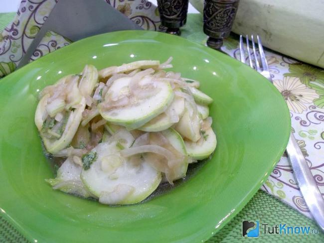 маринованный кабачок с луком. 1551894306 1. маринованный кабачок с луком фото. маринованный кабачок с луком-1551894306 1. картинка маринованный кабачок с луком. картинка 1551894306 1. Маринованные кабачки с луком на зиму, рецепт со свежей зеленью петрушки станут достойным украшением вашего стола и удивят своим вкусом всех, даже самых привередливых хозяюшек. Приготовьте несколько вкусных баночек – зимой вы очень удивитесь, как они вкусны. Этот рецепт пришёл ко мне от моей мамы, соответственно, консервировала она подобным образом кабачки уже более 25 лет назад и все гости, что пробовали данные маринованные кабачки приходили в восторг. Многие просили поделиться рецептом удивительной заготовки, ведь это не так сложно сделать своими руками. На вкус маринованные кабачки похожи немного на маринованные огурчики, но имеют более нежный, тонкий вкус.