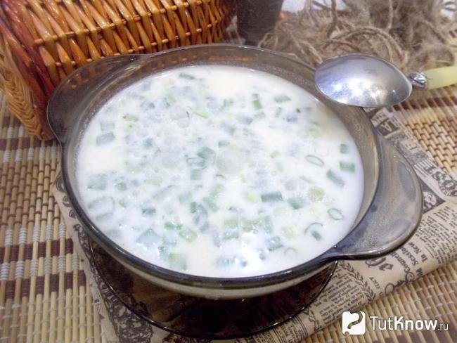 Готовая окрошка с колбасой на бульоне со сметаной