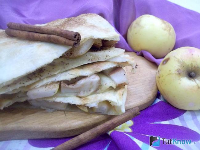 Готовый пирог-слойка с грушами и корицей из готового слоено-дрожжевого теста
