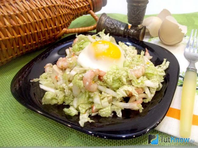 Готовый салат с креветками, крабовыми палочками и яйцом-пашот
