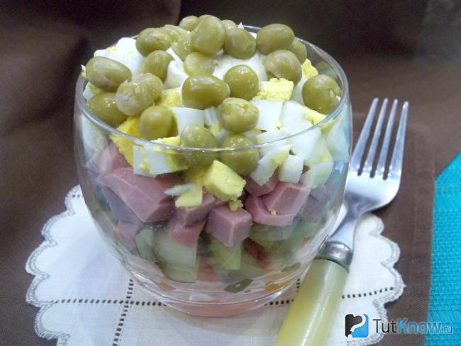Готовый салат в стакане с сосисками, морковью, огурцом и яйцами