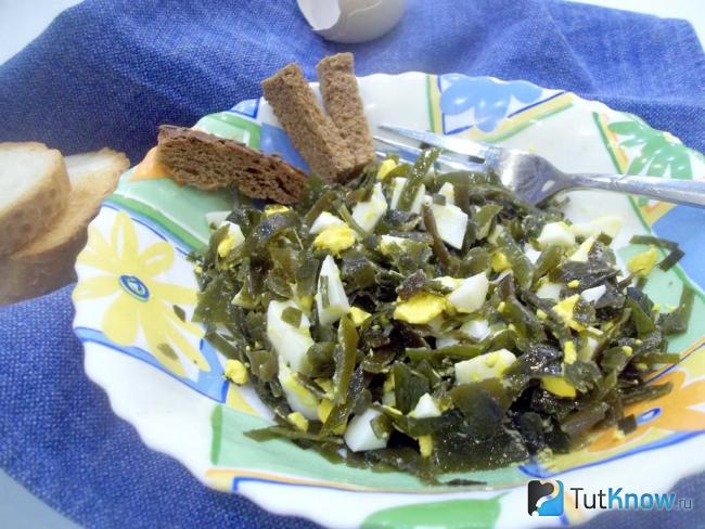 Готовый салат с морской капустой и яйцами
