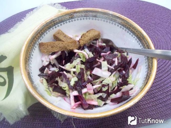 Готовый салат с пекинской капустой, свеклой и сельдереем