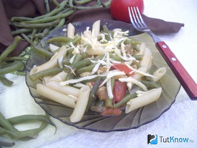 Готовые макароны со спаржей, помидорами и сыром