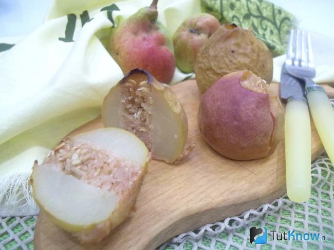 Готовые запеченные груши в коньяке с медом и овсянкой