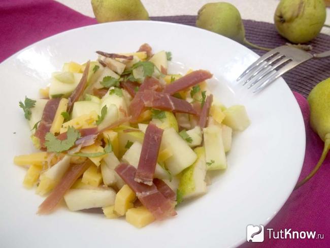 Готовый салат с хамоном, сыром и грушами