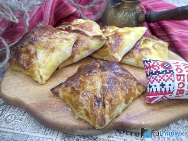 Готовые хрустящие слойки с сырно-грибной начинкой