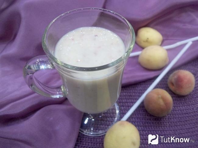 Готовый коктейль с топленым молоком, персиками и коньяком