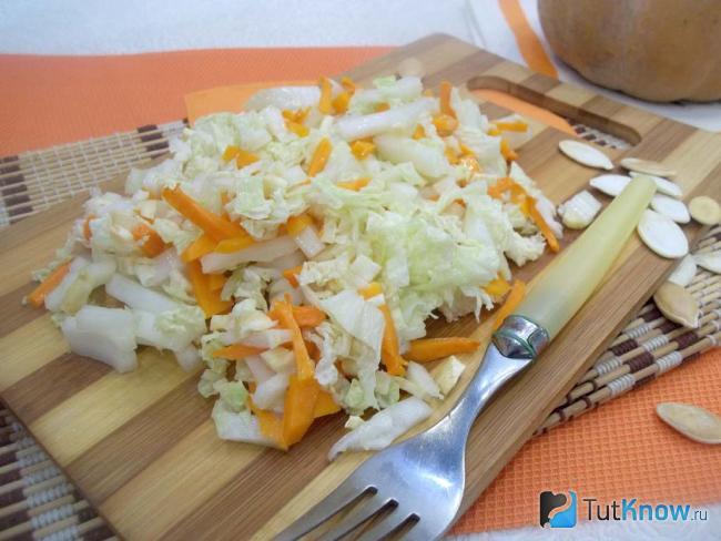Готовый вегетарианский салат с тыквой, пекинской капустой и сельдереем