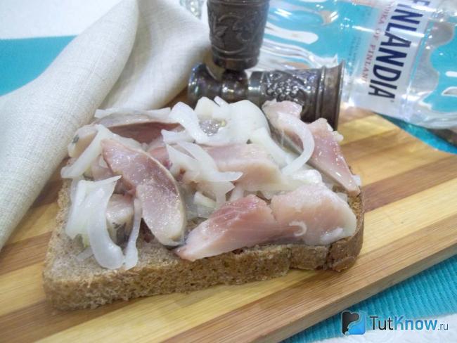 Готовые бутерброды с селедкой и луком