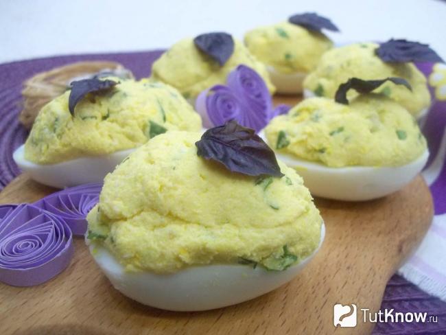 Готовые фаршированные яйца с плавленым сыром и огурцами