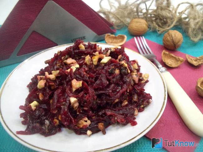 Готовый салат со свеклой, орехами и семечками