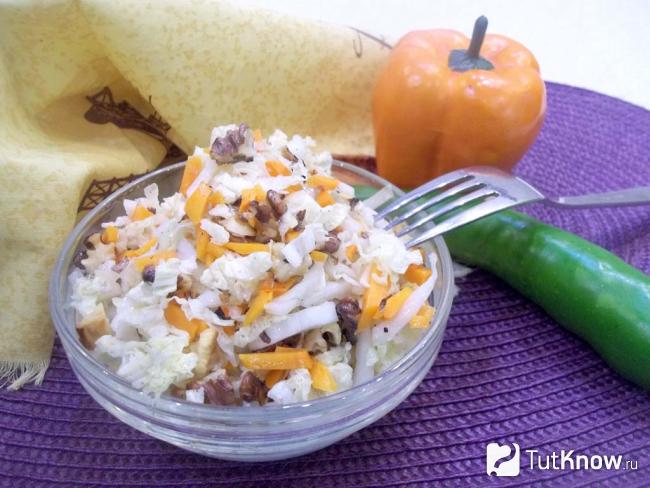 Готовый салат с тыквой, пекинской капустой и грецкими орехами