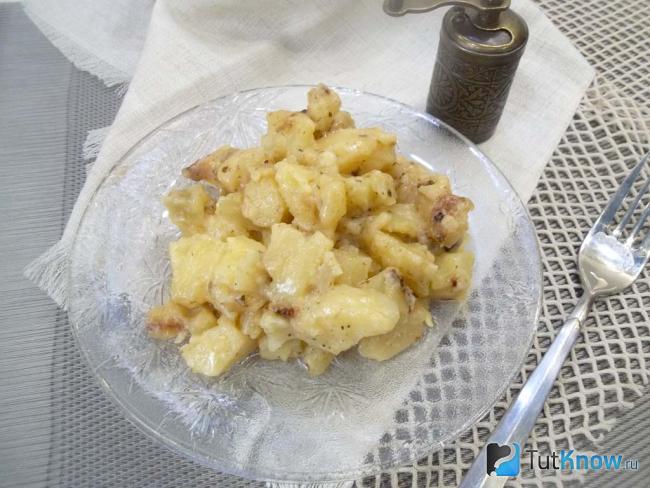 Готовый картофель со специями в сливках
