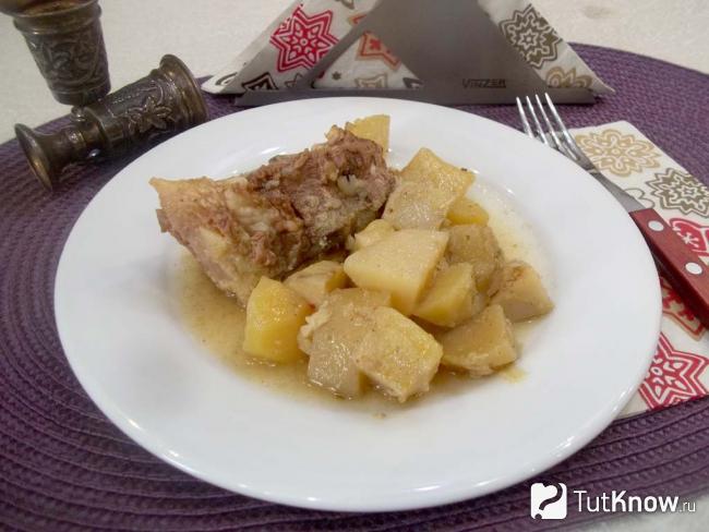 Готовые ребра телятины с картофелем и сельдереем в духовке