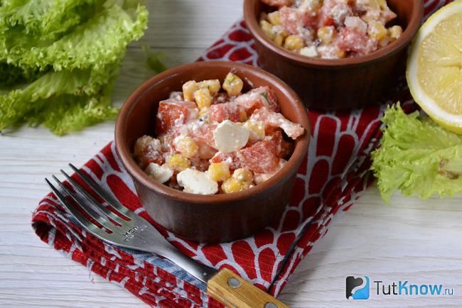 Салат с помидорами, кукурузой и сыром Фета — рецепт с фото пошагово