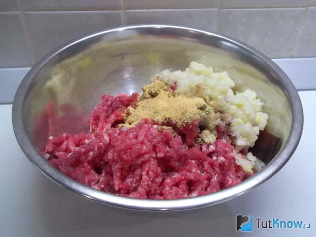 Репчатый лук с мясом приправлены специями