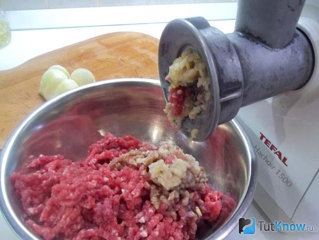 Репчатый лук перекручен на мясорубке