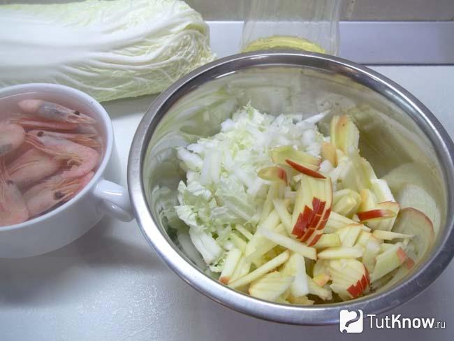 Яблоки нарезаны соломкой